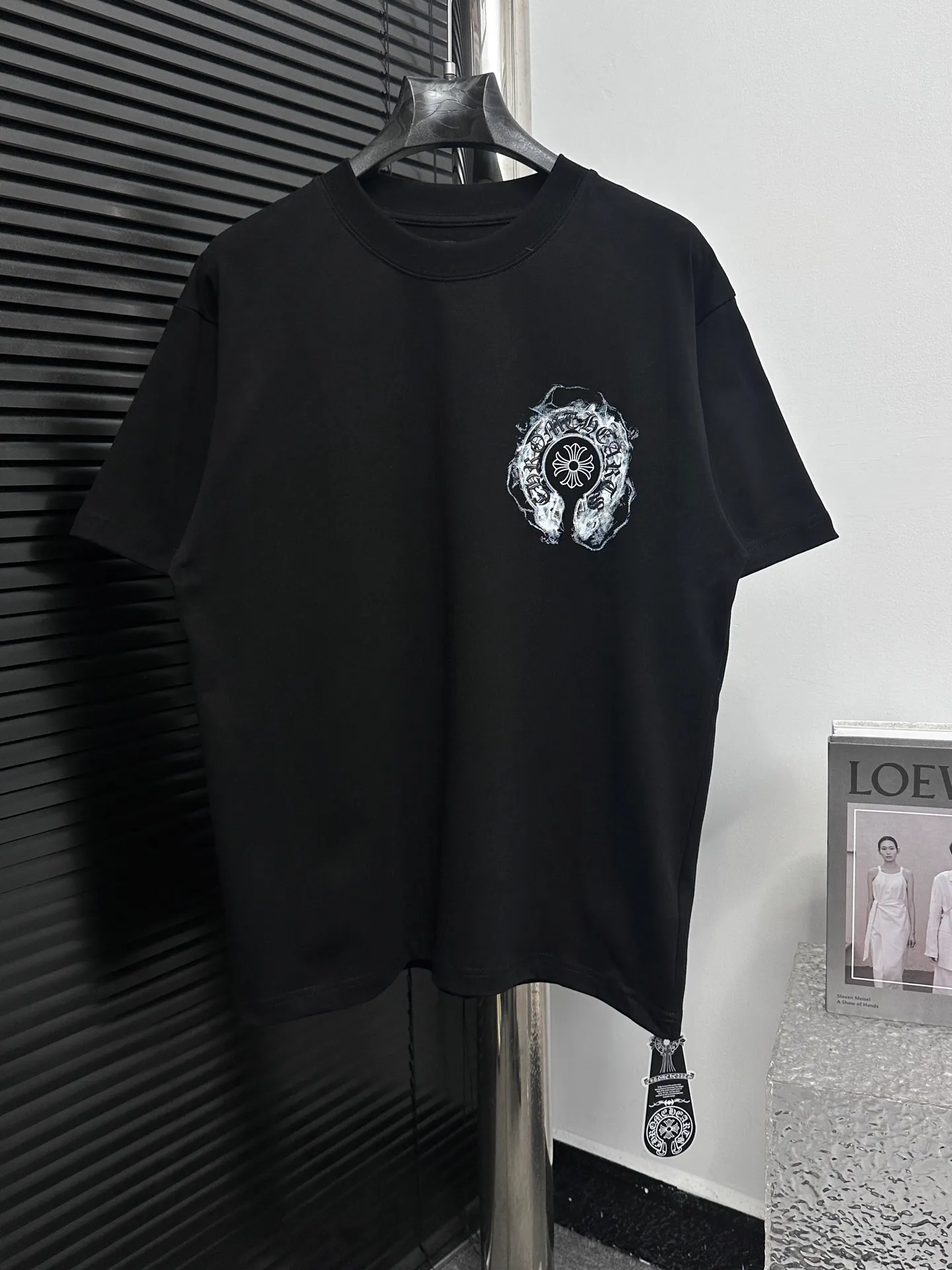 🅿️180 [ChromeHearts] ChromeHearts 24ss horseshoe pulped round neck T-shirt. Original fabric. Official same style. Short-sleeved T-shirt. Customized 260g same vat dyed fabric. Very comfortable to touch. Latest brick cabinet synchronization for spring and summer. Fashionable and personalized. Super versatile and good-looking. Very suitable for both men and women. Must-have style. Tag. Collar label. Washed wheat. Three labels complete. Color: black white. Size: XS-L.